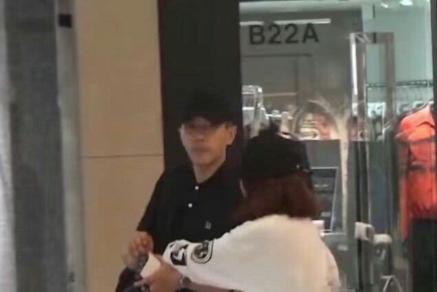 Lưu Khải Uy bị bắt gặp thân mật cùng gái lạ, hôn nhân với Dương Mịch lại trục trặc? Lưu Khải Uy bị bắt gặp thân mật cùng gái lạ, hôn nhân với Dương Mịch lại trục trặc?