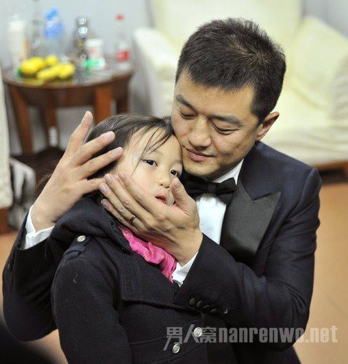 Lý Á Bằng: Kẻ thất bại trong hôn nhân vẫn kiên cường từng bước trở thành người cha vĩ đại của đứa con gái kém may mắn