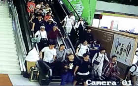 Trung Quốc: Đoàn du khách bị trần nhà đổ ụp lên người khi đang đi thang cuốn, ít nhất 9 người bị thương Trung Quốc: Đoàn du khách bị trần nhà đổ ụp lên người khi đang đi thang cuốn, ít nhất 9 người bị thương