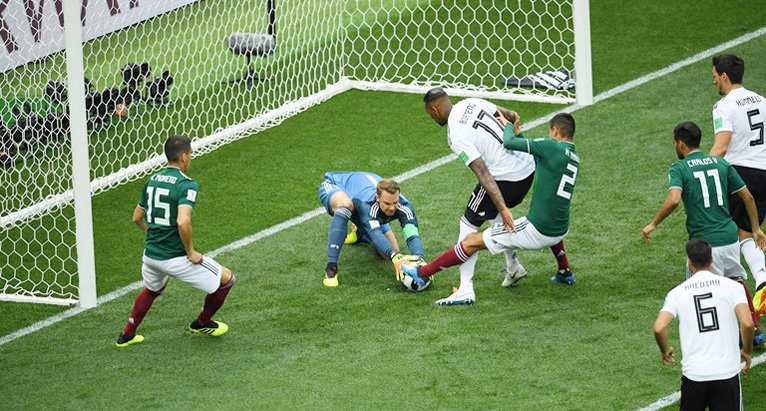 Quật ngã ĐKVĐ Đức, Mexico gây địa chấn