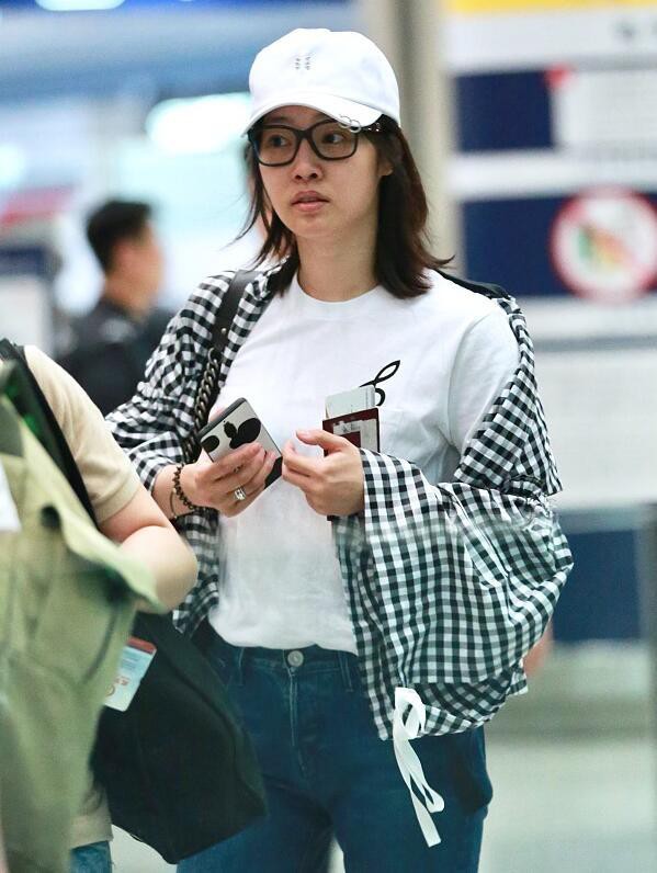 1 năm sau scandal ngoại tình, Ảnh hậu TQ giảm tới 15kg và sở hữu vóc dáng thon thả khó tin