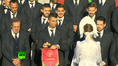 Cristiano Ronaldo vô cùng bối rối khi được cô gái Nga mời ăn 1 món, nhưng điều ý nghĩa nhất là... Cristiano Ronaldo vô cùng bối rối khi được cô gái Nga mời ăn 1 món, nhưng điều ý nghĩa nhất là...