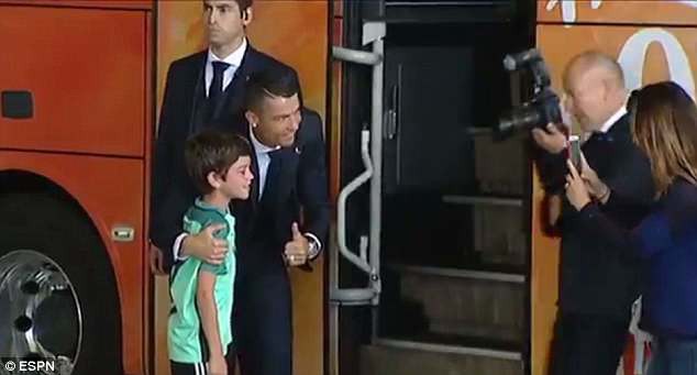 Lao ra khỏi chiếc xe buýt, Ronaldo thực hiện một cử chỉ làm đốn tim hàng triệu CĐV Lao ra khỏi chiếc xe buýt, Ronaldo thực hiện một cử chỉ làm đốn tim hàng triệu CĐV