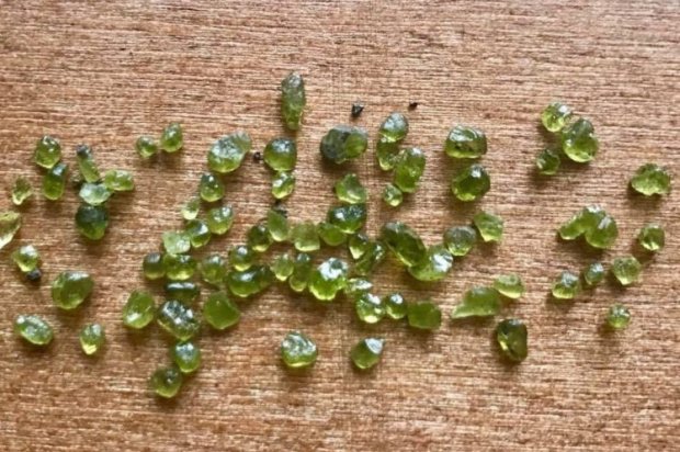 Mưa đá quý đổ xuống Hawaii sau trận phun trào núi lửa