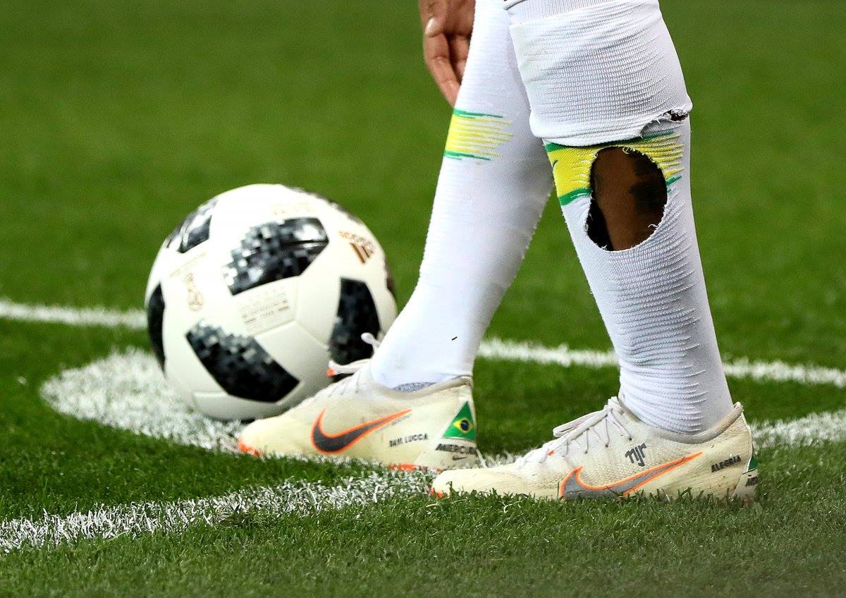 Cái chân rách toạc tất của Neymar Cái chân rách toạc tất của Neymar