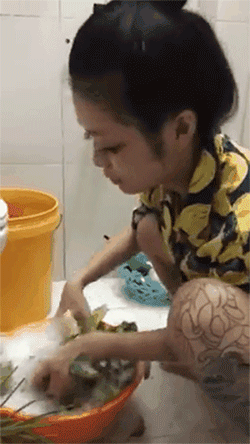 Cạn lời với cô gái rửa rau bằng xà phòng, dân mạng hùa vào trêu chọc: Sao không cho vào máy giặt quay luôn?