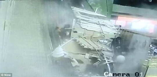 Bị quan tài của mẹ đè trúng, người đàn ông tử vong