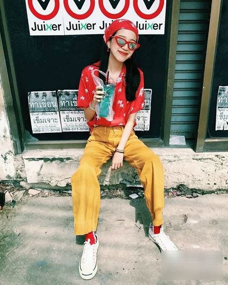 Trang phục hè với màu sắc rực rỡ lên ngôi khiến chị em bấn loạn tìm mua bằng được