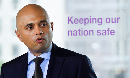 Bộ trưởng Nội vụ Anh từng bị giật điện thoại trên phố