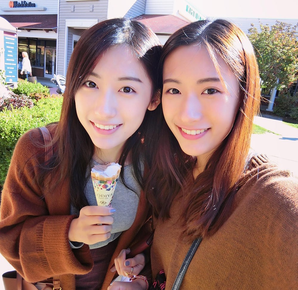 Xinh như hotgirl lại tốt nghiệp thạc sĩ Harvard chỉ trong 1 năm, cặp chị em sinh đôi này đang khiến hàng triệu người ngưỡng mộ