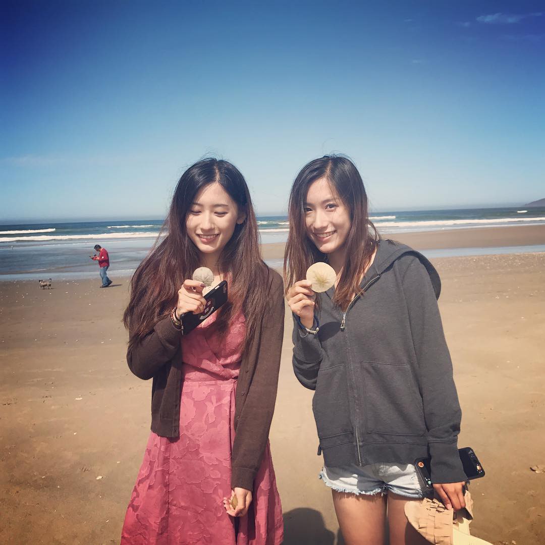 Xinh như hotgirl lại tốt nghiệp thạc sĩ Harvard chỉ trong 1 năm, cặp chị em sinh đôi này đang khiến hàng triệu người ngưỡng mộ