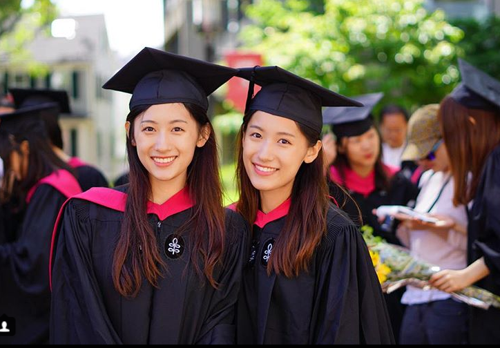 Xinh như hotgirl lại tốt nghiệp thạc sĩ Harvard chỉ trong 1 năm, cặp chị em sinh đôi này đang khiến hàng triệu người ngưỡng mộ