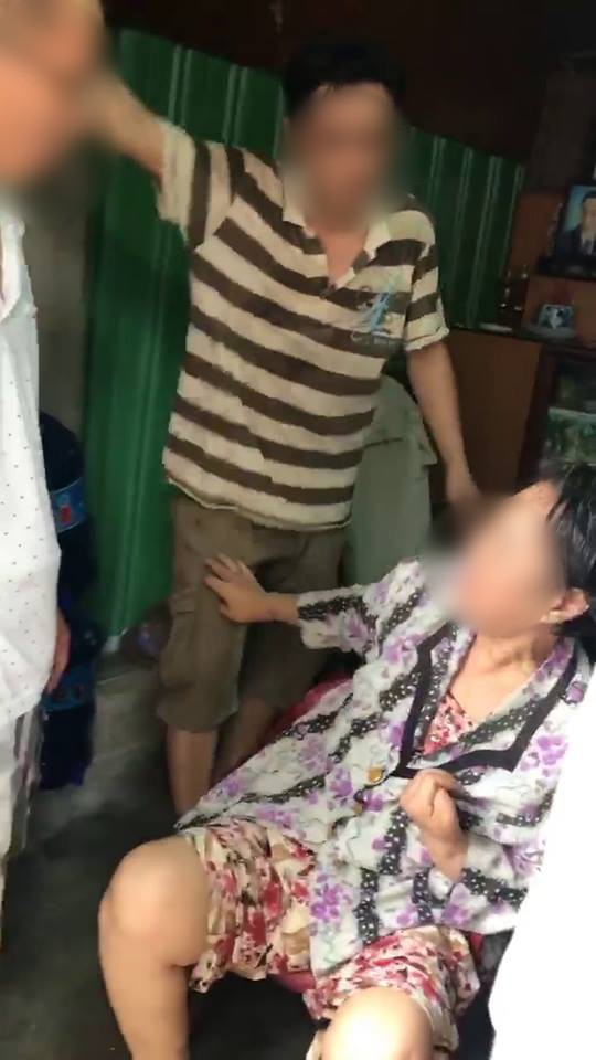 Clip phẫn nộ: Con trai bỏ mặc mẹ già lên cơn tai biến, đòi bằng được chìa khoá tủ lấy tiền rồi mới đưa đi viện