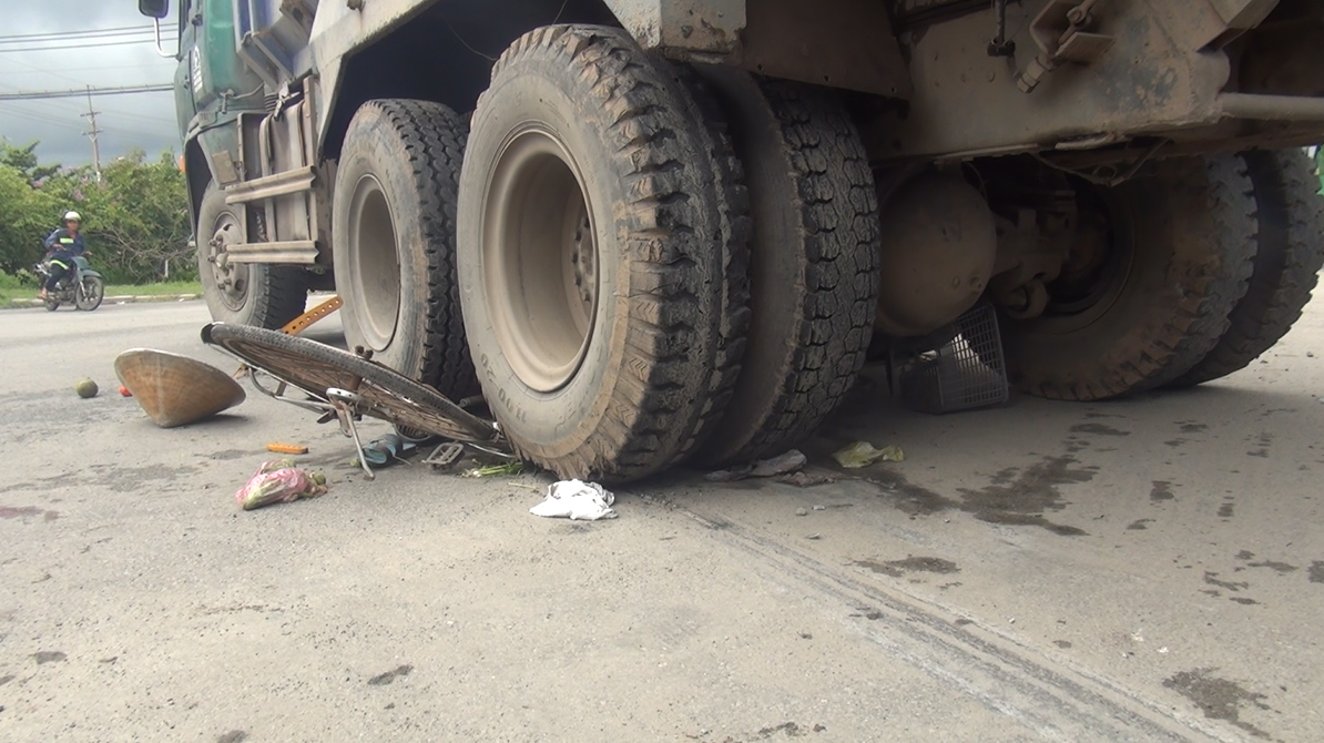 Cụ bà 70 tuổi bán vé số ở Sài Gòn bị xe ben cuốn vào gầm, tình trạng nguy kịch