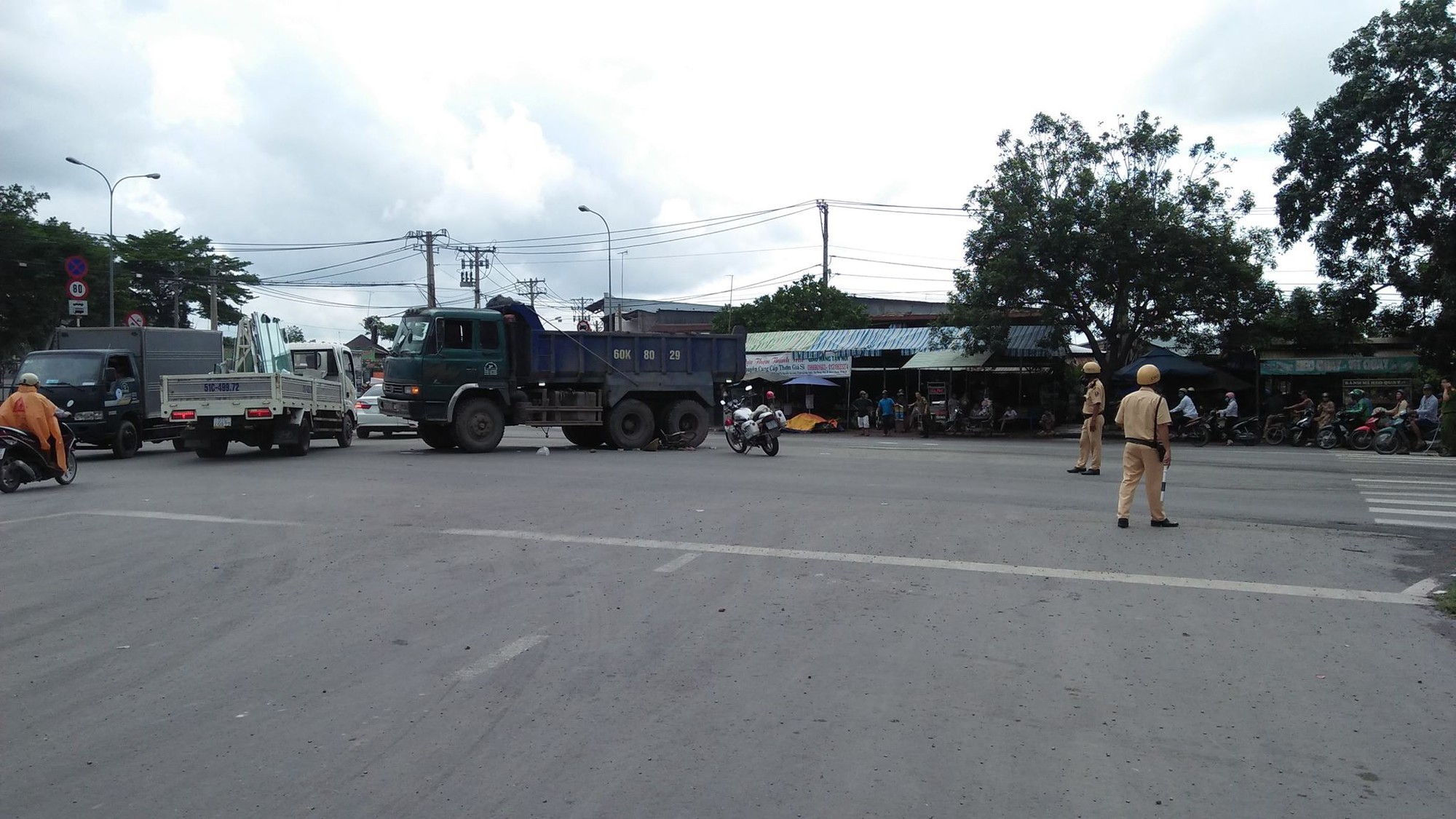 Cụ bà 70 tuổi bán vé số ở Sài Gòn bị xe ben cuốn vào gầm, tình trạng nguy kịch