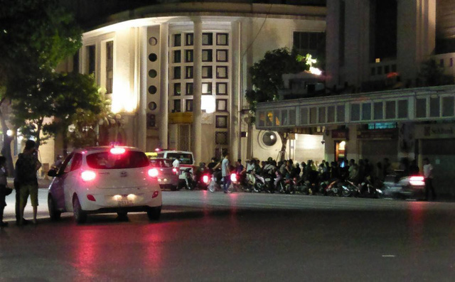 Chạy xe Lead tốc độ cao quanh hồ Hoàn Kiếm cùng một nhóm, hai cô gái thương vong