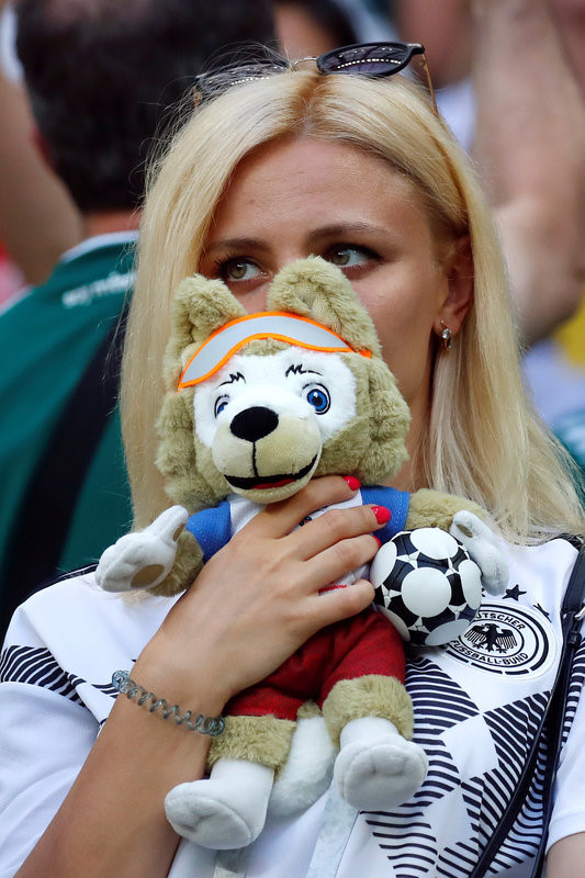 Cổ động viên tuyển Đức choáng váng sau thất bại trước Mexico