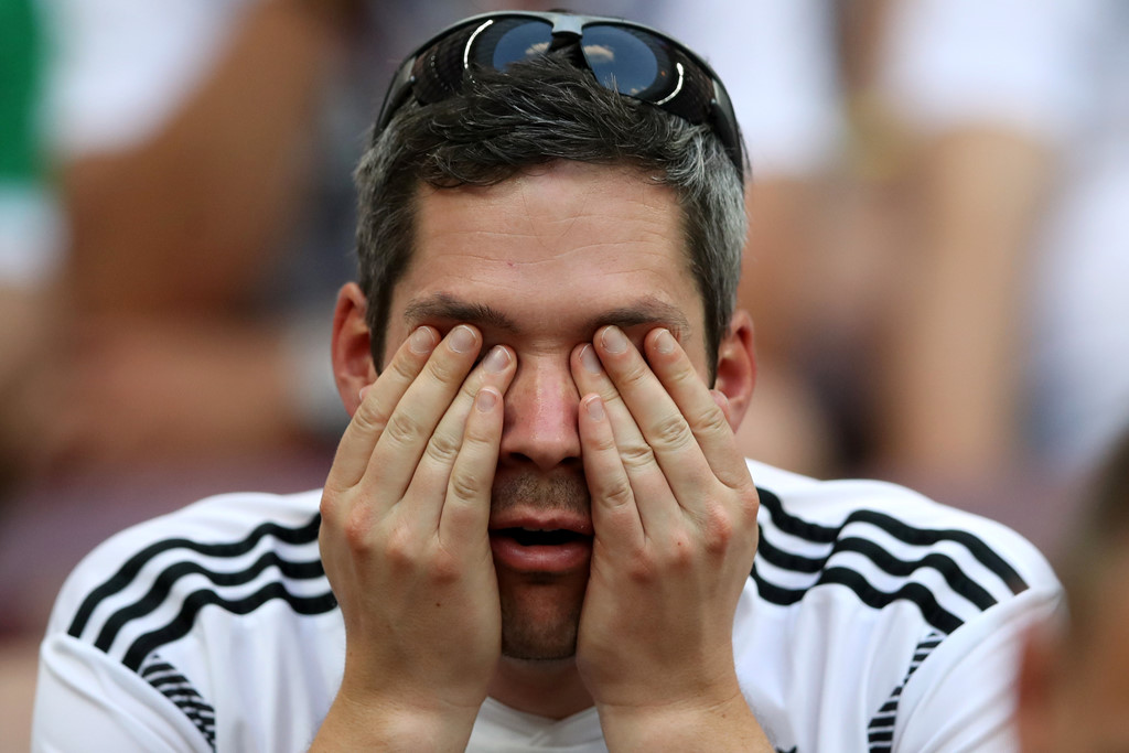 Cổ động viên tuyển Đức choáng váng sau thất bại trước Mexico