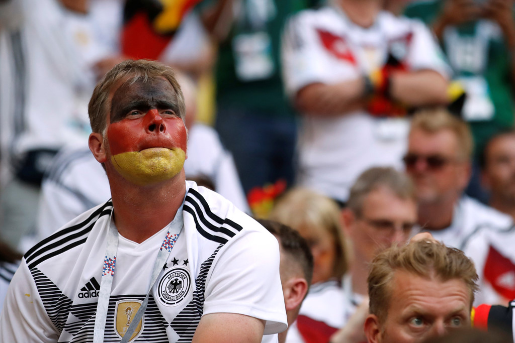 Cổ động viên tuyển Đức choáng váng sau thất bại trước Mexico