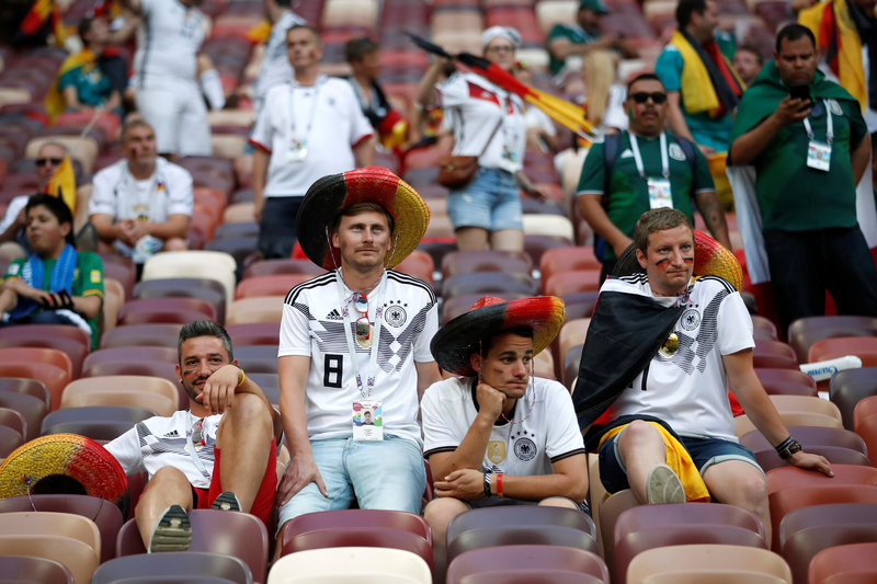 Cổ động viên tuyển Đức choáng váng sau thất bại trước Mexico