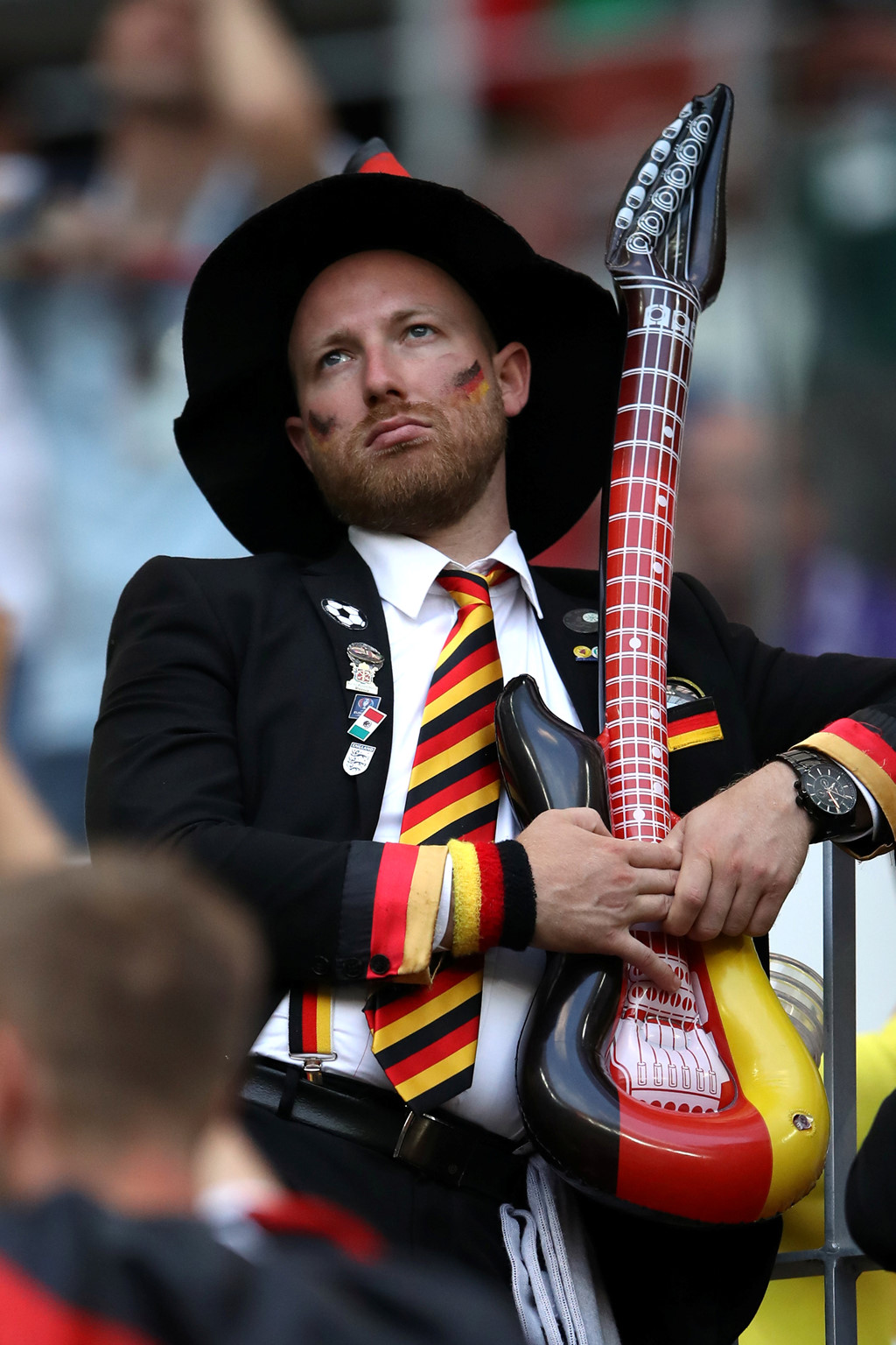 Cổ động viên tuyển Đức choáng váng sau thất bại trước Mexico