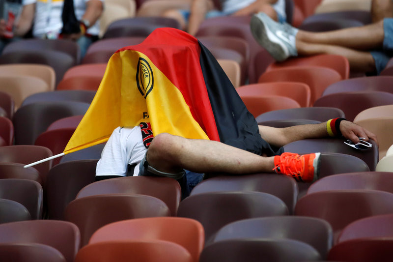 Cổ động viên tuyển Đức choáng váng sau thất bại trước Mexico