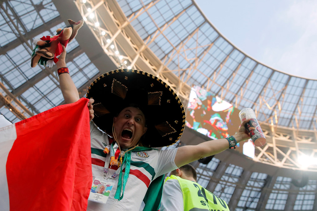 Cổ động viên tuyển Đức choáng váng sau thất bại trước Mexico