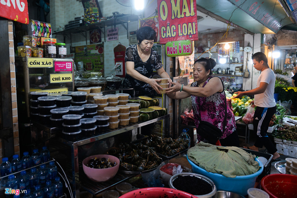 Rượu nếp đắt hàng, mận tăng giá sáng sớm Tết Đoan Ngọ Rượu nếp đắt hàng, mận tăng giá sáng sớm Tết Đoan Ngọ