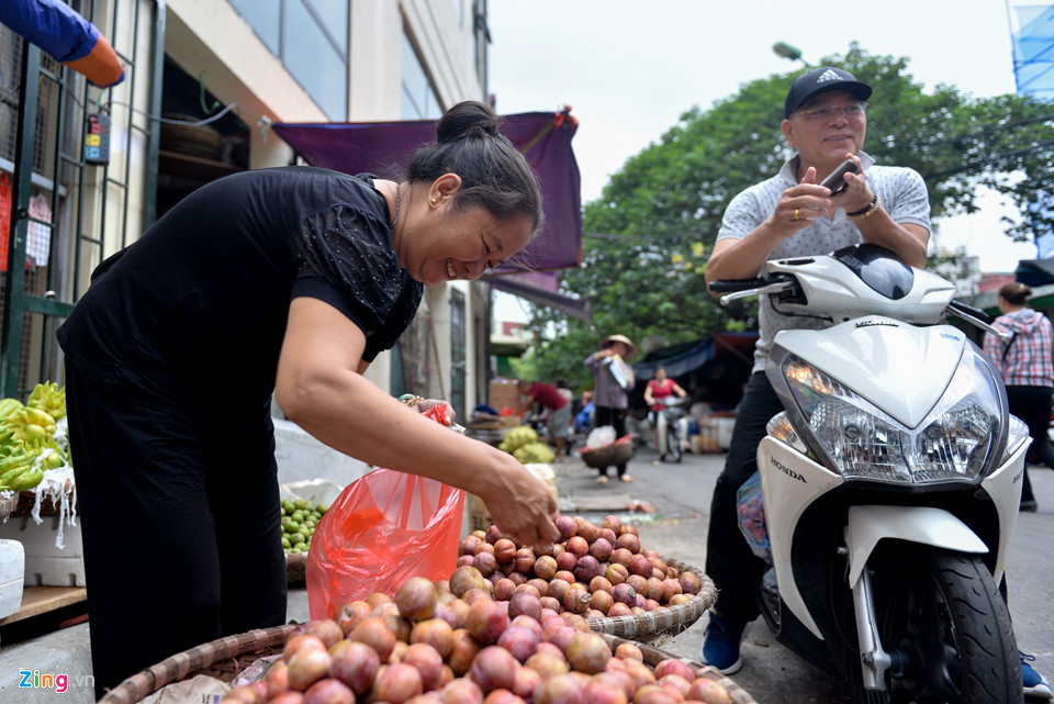 Rượu nếp đắt hàng, mận tăng giá sáng sớm Tết Đoan Ngọ Rượu nếp đắt hàng, mận tăng giá sáng sớm Tết Đoan Ngọ