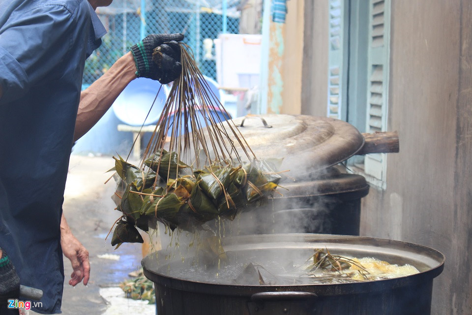 Bí quyết đắt hàng của hẻm bánh ú mùa Tết Đoan Ngọ ở Sài Gòn