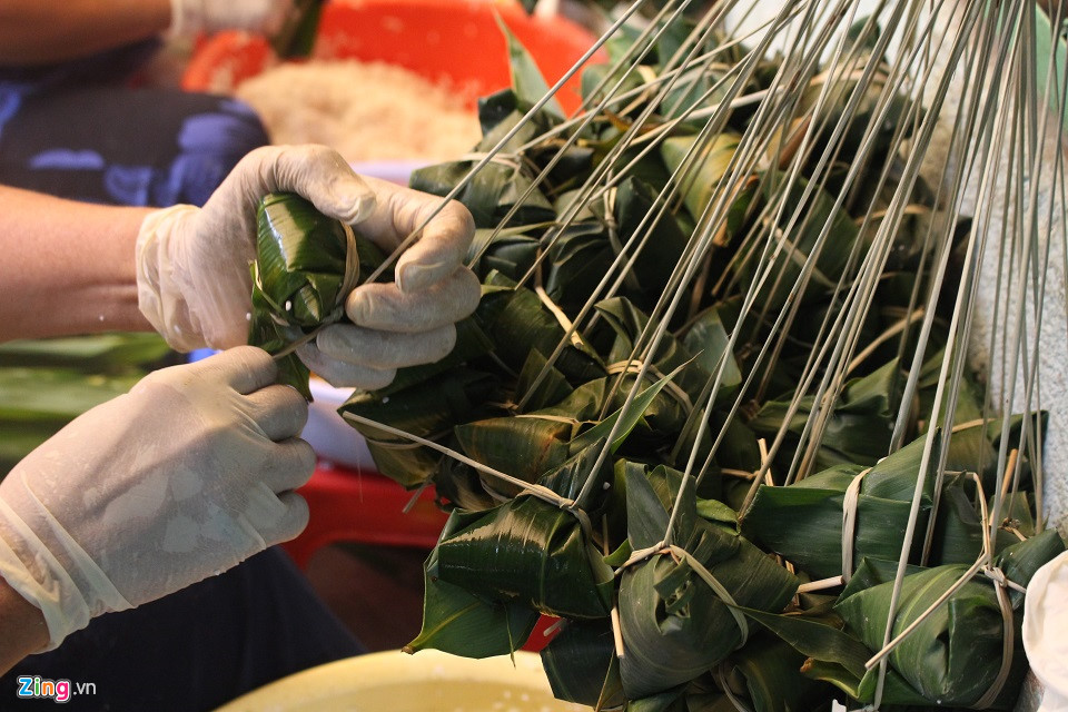 Bí quyết đắt hàng của hẻm bánh ú mùa Tết Đoan Ngọ ở Sài Gòn