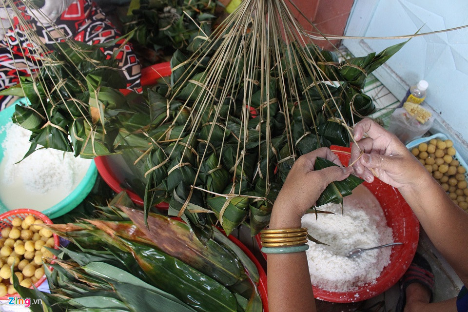 Bí quyết đắt hàng của hẻm bánh ú mùa Tết Đoan Ngọ ở Sài Gòn