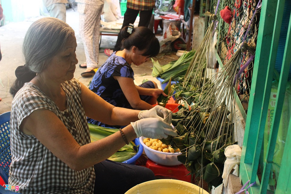 Bí quyết đắt hàng của hẻm bánh ú mùa Tết Đoan Ngọ ở Sài Gòn