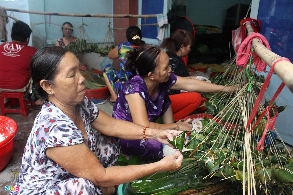 Bí quyết đắt hàng của hẻm bánh ú mùa Tết Đoan Ngọ ở Sài Gòn