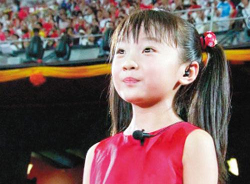 Cuộc sống bê bối của cô bé bị tẩy chay vì hát nhép, nâng ngực tròn đầy khi 13 tuổi