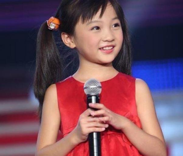 Cuộc sống bê bối của cô bé bị tẩy chay vì hát nhép, nâng ngực tròn đầy khi 13 tuổi Cuộc sống bê bối của cô bé bị tẩy chay vì hát nhép, nâng ngực tròn đầy khi 13 tuổi
