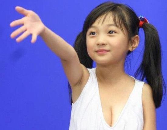 Cuộc sống bê bối của cô bé bị tẩy chay vì hát nhép, nâng ngực tròn đầy khi 13 tuổi Cuộc sống bê bối của cô bé bị tẩy chay vì hát nhép, nâng ngực tròn đầy khi 13 tuổi