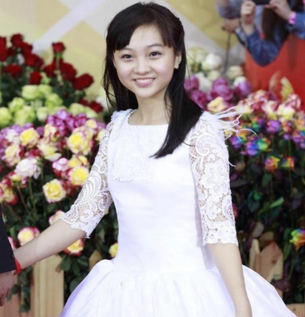 Cuộc sống bê bối của cô bé bị tẩy chay vì hát nhép, nâng ngực tròn đầy khi 13 tuổi