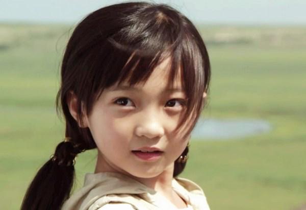 Cuộc sống bê bối của cô bé bị tẩy chay vì hát nhép, nâng ngực tròn đầy khi 13 tuổi