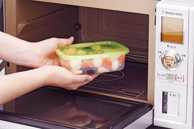 Bữa trưa công sở khổ muôn phần vì lò vi sóng