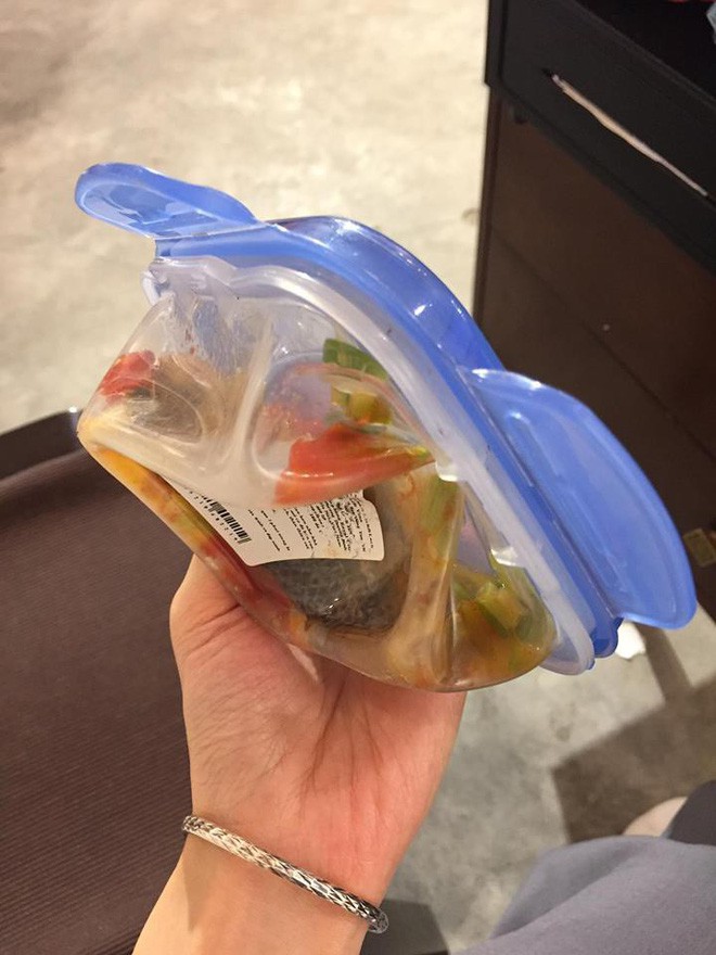 Bữa trưa công sở khổ muôn phần vì lò vi sóng