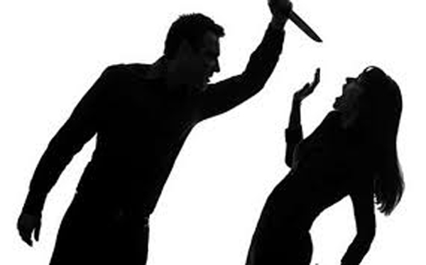 Mâu thuẫn, chồng dùng dao đâm vợ nhiều nhát