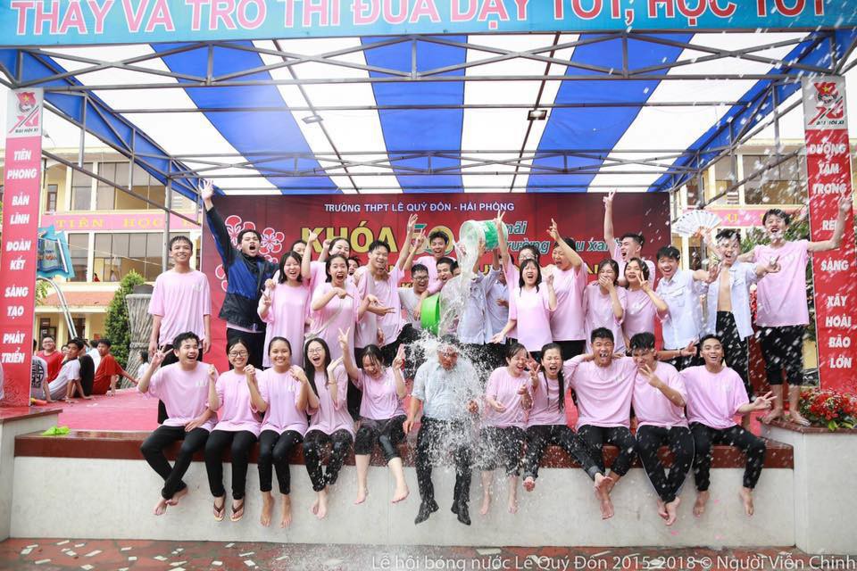Chơi té nước trong ngày bế giảng, tập thể lớp 12 quyết định ép thầy chủ nhiệm chơi cùng cho đáng nhớ