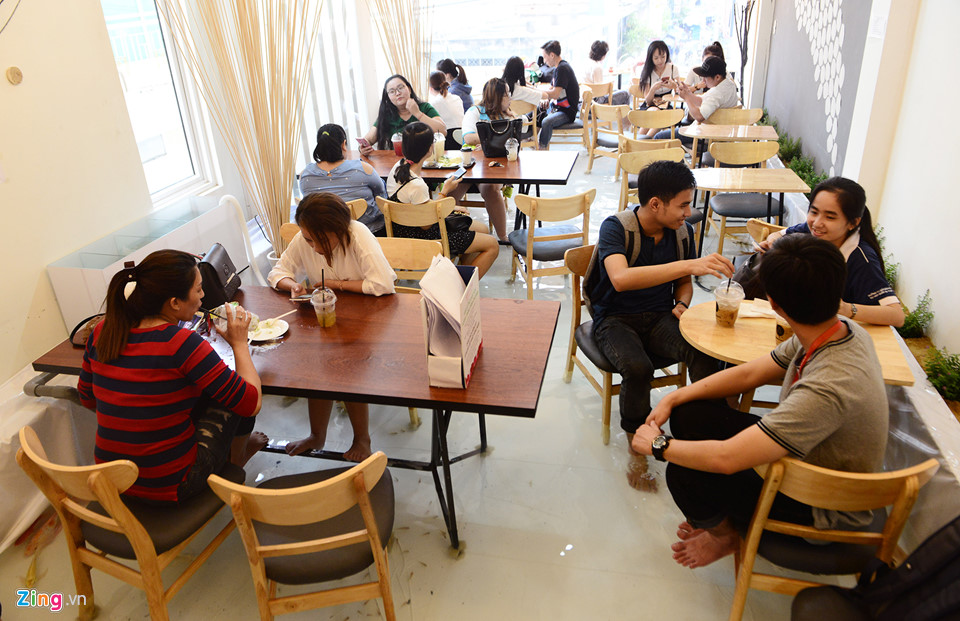 Cho khách ngồi giữa hồ cá, kiểu hút khách mới của quán cà phê Sài Gòn