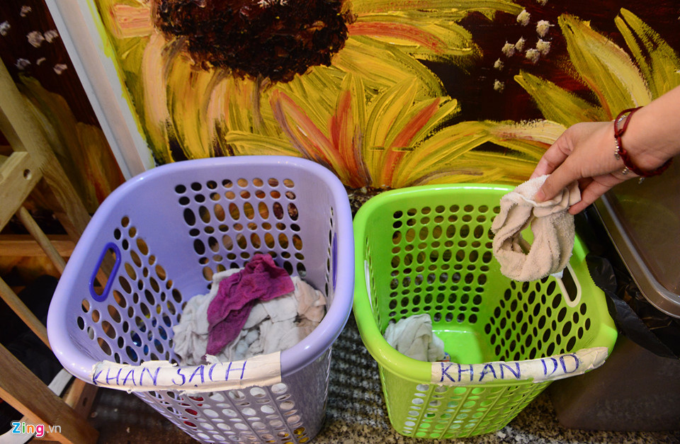 Cho khách ngồi giữa hồ cá, kiểu hút khách mới của quán cà phê Sài Gòn