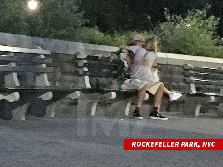 Justin Bieber ôm hôn Hailey Baldwin đắm đuối giữa nơi đông người sau khi chia tay Selena Justin Bieber ôm hôn Hailey Baldwin đắm đuối giữa nơi đông người sau khi chia tay Selena