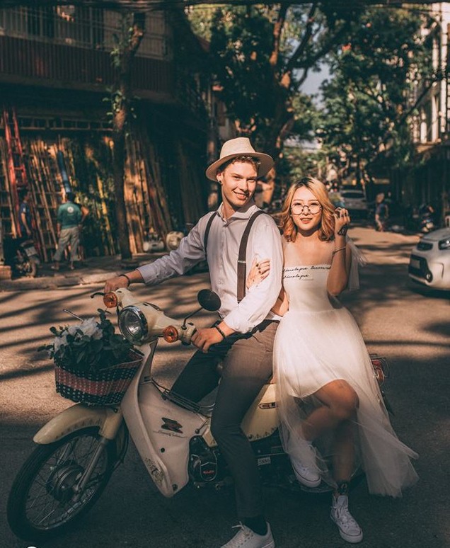 Cái vỗ vai nên duyên với cô gái Việt tại Hồ Gươm và lần say rượu ngồi ôm mèo khóc ở nhà bố mẹ vợ tương lai của anh chàng Đức