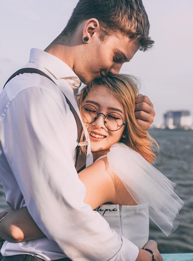 Cái vỗ vai nên duyên với cô gái Việt tại Hồ Gươm và lần say rượu ngồi ôm mèo khóc ở nhà bố mẹ vợ tương lai của anh chàng Đức