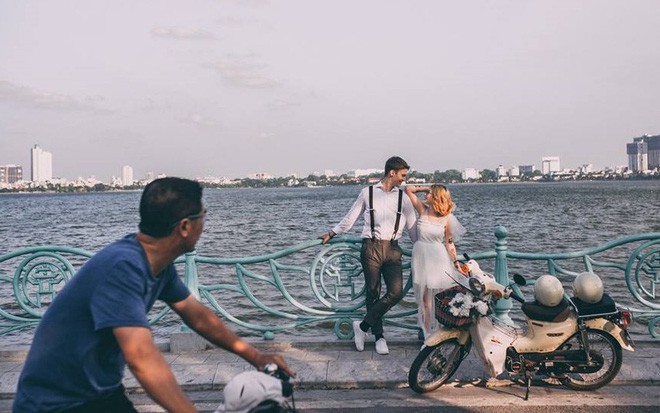 Cái vỗ vai nên duyên với cô gái Việt tại Hồ Gươm và lần say rượu ngồi ôm mèo khóc ở nhà bố mẹ vợ tương lai của anh chàng Đức