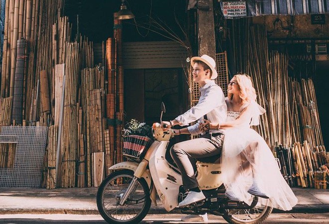 Cái vỗ vai nên duyên với cô gái Việt tại Hồ Gươm và lần say rượu ngồi ôm mèo khóc ở nhà bố mẹ vợ tương lai của anh chàng Đức Cái vỗ vai nên duyên với cô gái Việt tại Hồ Gươm và lần say rượu ngồi ôm mèo khóc ở nhà bố mẹ vợ tương lai của anh chàng Đức